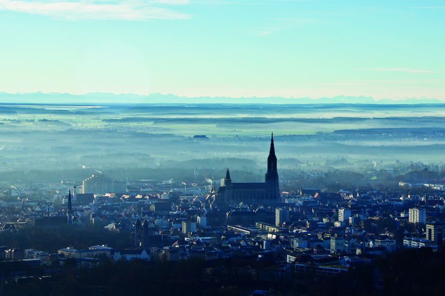 Ulmer Münster vor Alpenpanorama