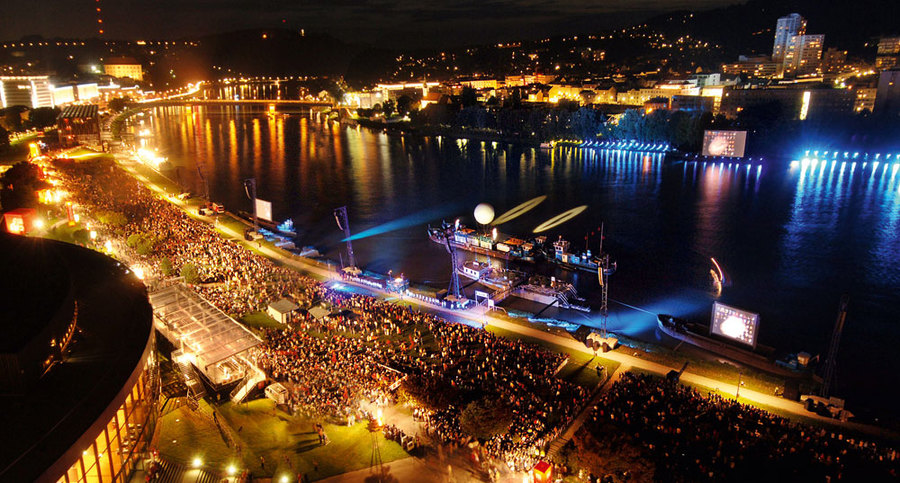 Museumsfassaden und Festivals wie die Klangwolke faerben die Donau ein (c) LinzTourismus