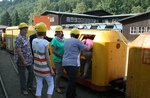 Mit der Grubenbahn gelangen die Besucher auf authentischen Weg in den Berg.