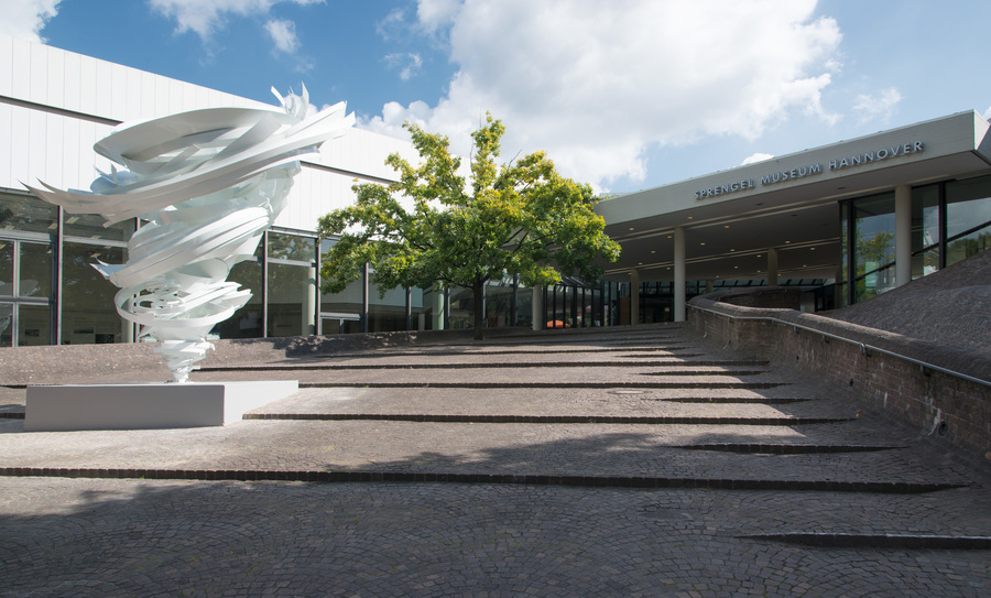 Außenansicht mit Another Twister von Alice Aycock © Foto: Herling/Gwose/Werner, Sprengel Museum Hannover