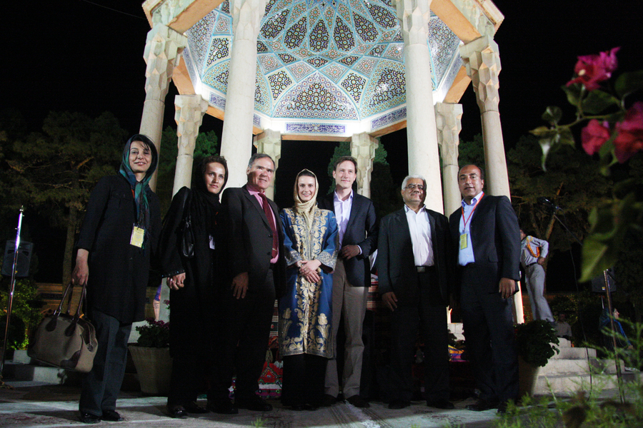 Nach dem Abschlusskonzert am Hafis Monument in Schiras. In der Mitte Annet Renneberg (Lesung persischer Dichter), links von ihr Dr. Klaus Gallas, 2. von rechts Bürgermeister Mehran Etemadi von Schiras. © Klaus Gallas