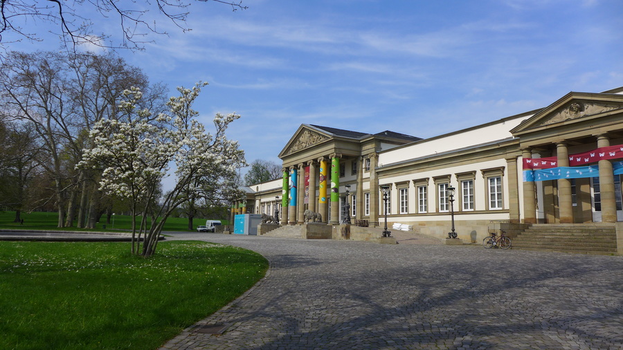 Schloss Rosenstein mit Banner. Foto: Max Kovalenko.