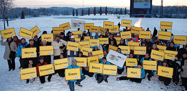 Ruhr2010 Team mit Ortseingangsschilder aller Ruhr2010 Städt